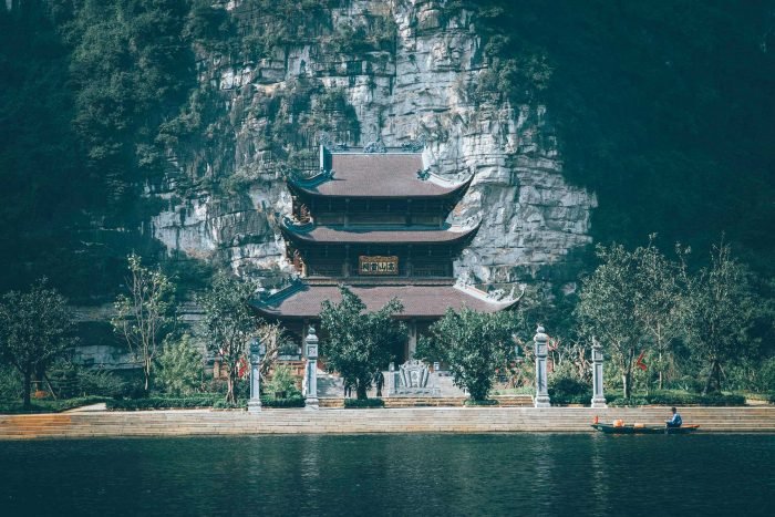 Khám phá các địa điểm tâm linh tại Tràng An