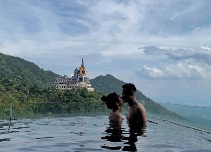 Bể bơi vô cực nhìn ra lâu đài Tam Đảo