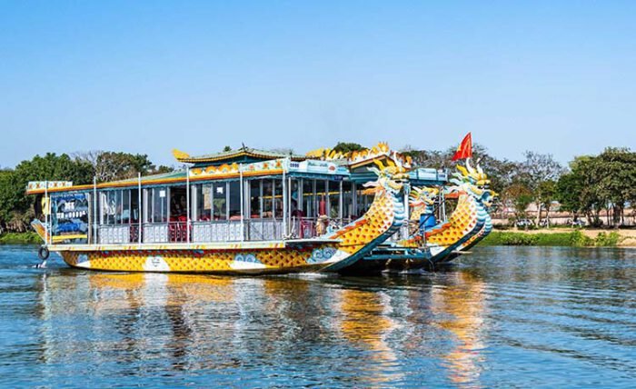 Đi thuyền rồng trên sông Hương