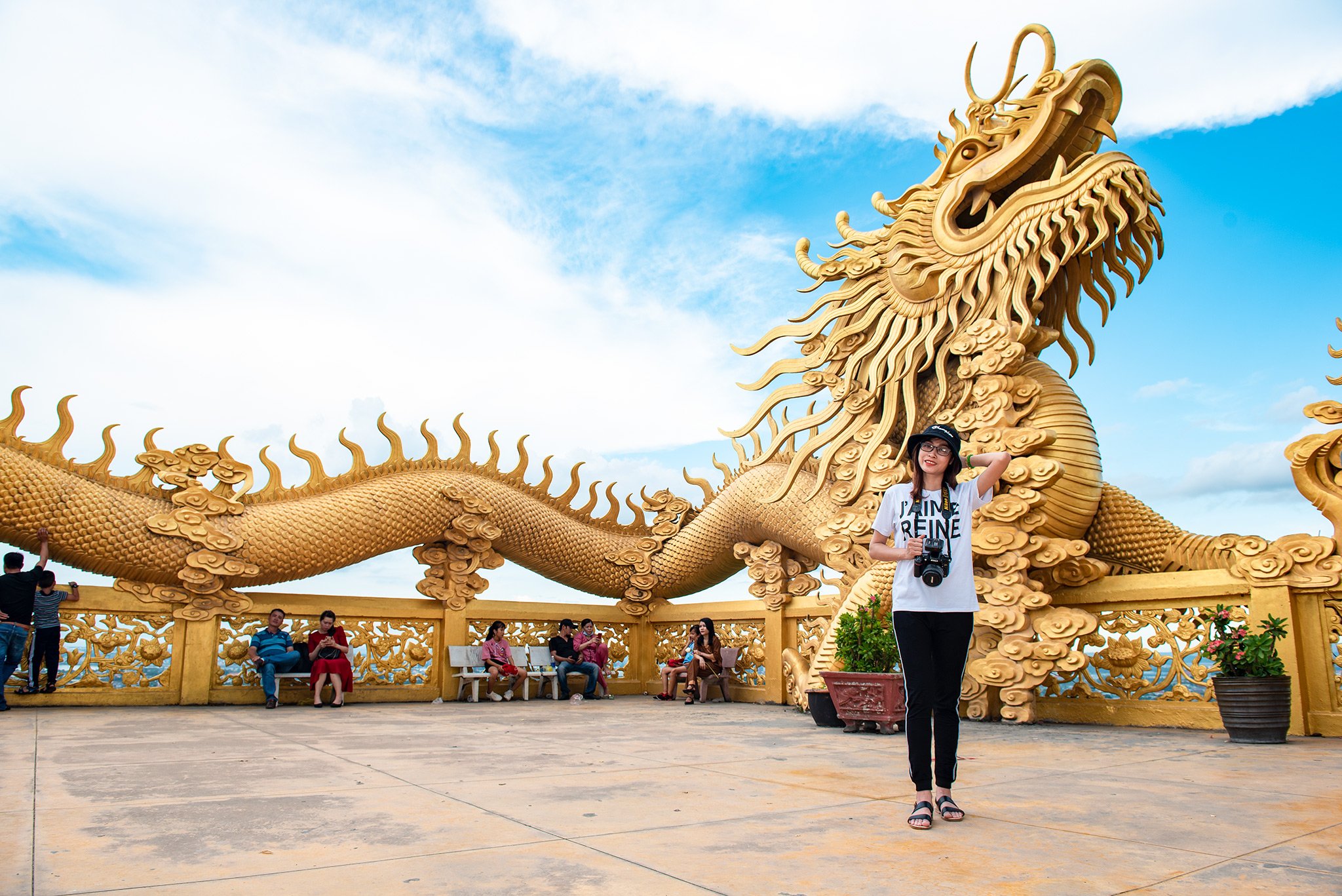 Rồng cỡ lớn ghép từ gốm sứ  chùa Châu Thới