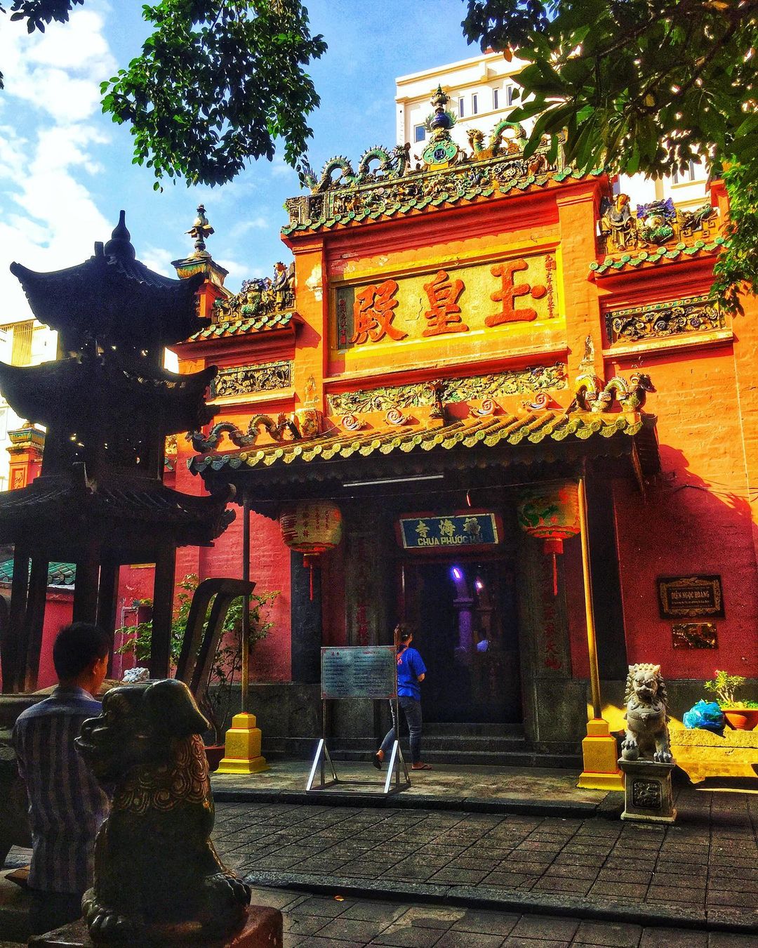 Đầu năm dân Sài Gòn đội nắng xin quẻ ở máy nhả xăm tự động trong chùa