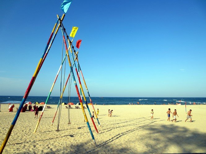 Biển Quảng Bình - Có thể tổ chức rất nhiều hoạt động vui chơi tại đây như tắm biển, chụp ảnh tự sướng, bóng chuyền, bóng ném, tổ chức dã ngoại tại biển Bảo Ninh