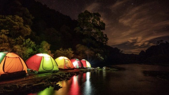 Cắm trại đêm tại Bãi Bàng là hoạt động vui chơi vô cùng lý tưởng dành cho du khách