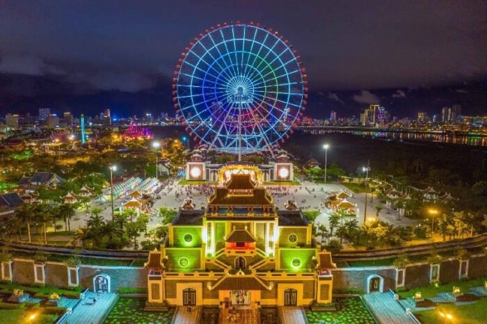 Đến công viên Châu Á, du khách nhớ đi vòng quay mặt trời ngắm cảnh thành phố.