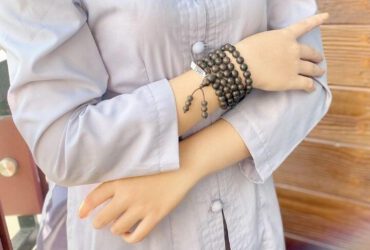 Cách đeo vòng trầm hương